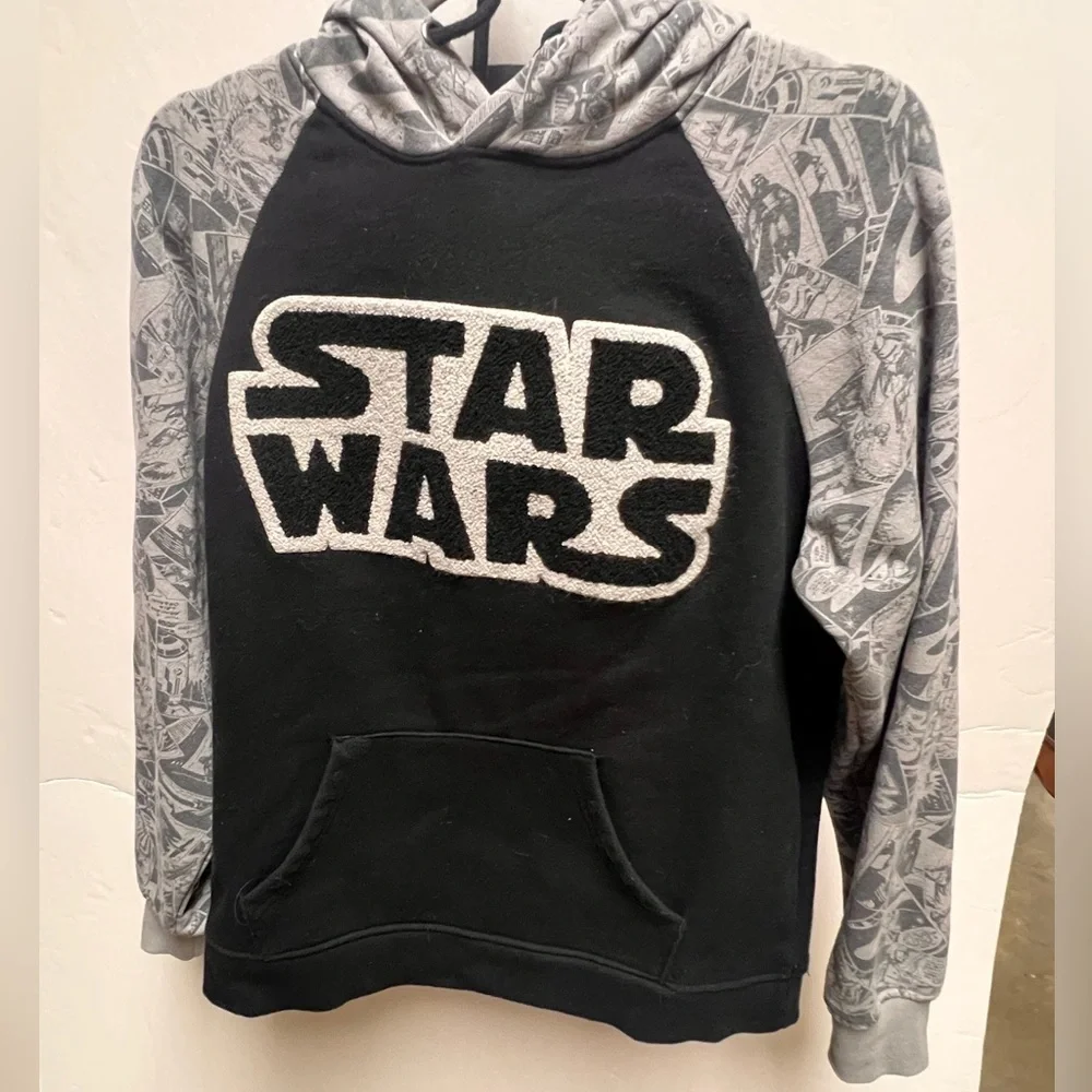 STAR WARS BLACK & GRAY HOODIE SWEATSHIRT WITH A LARGE, TEXTURED “STAR WARS” LOGO